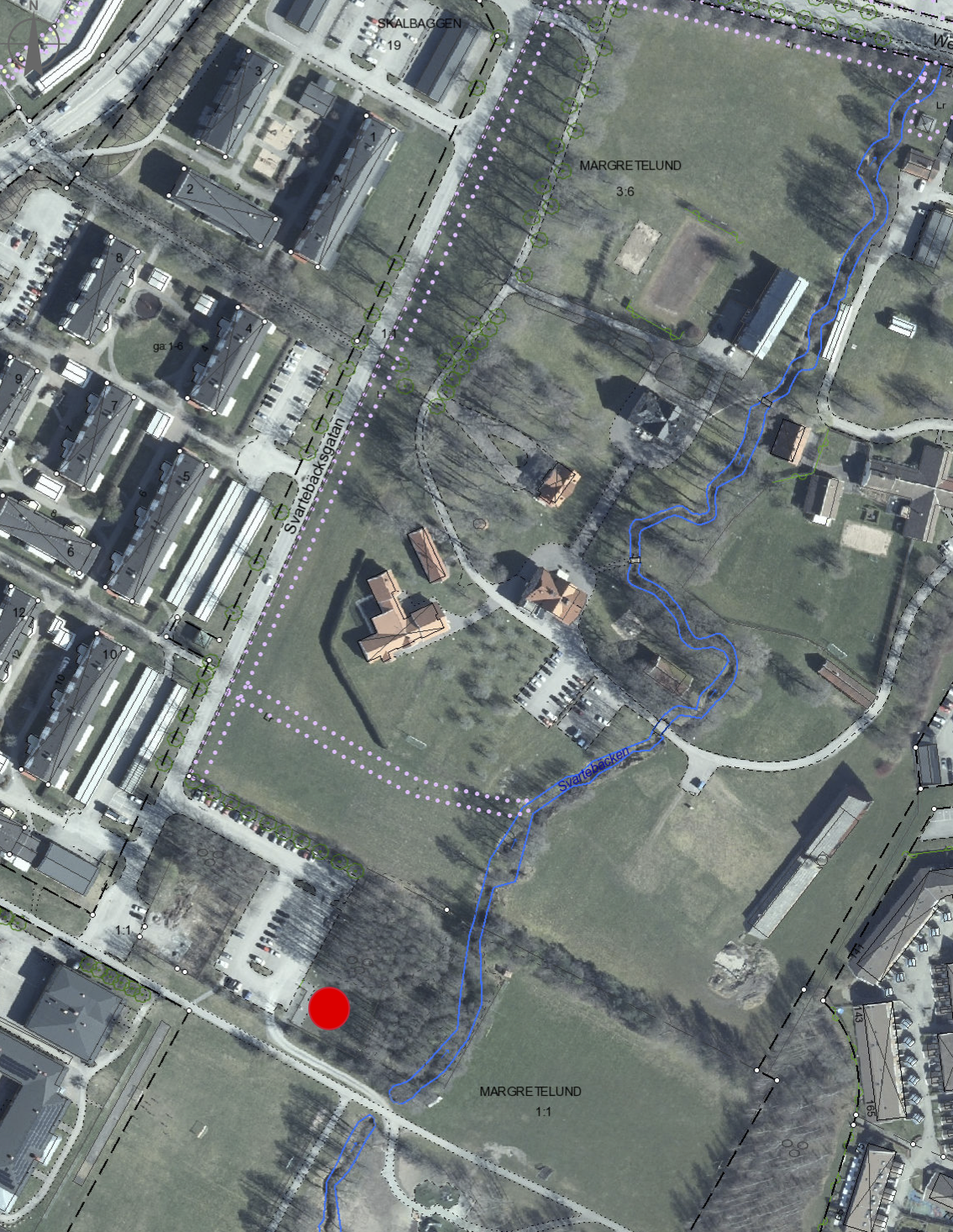 Kartbilden visar var hundrastgården ligger i Margeretelund.