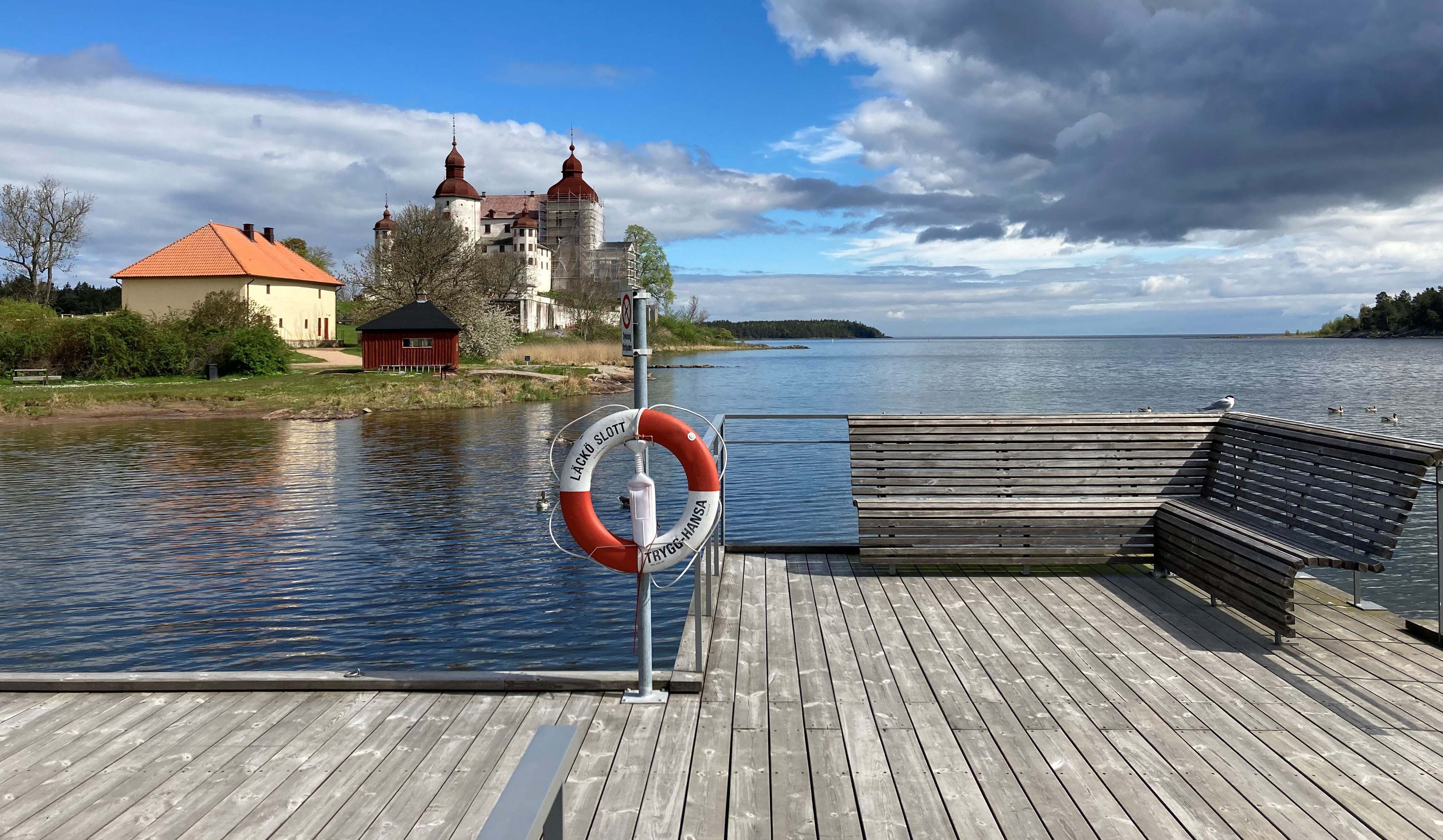 Bilden visar badet vid Läckö slott
