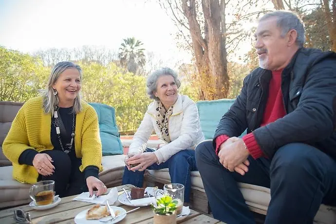 Ett samtal mellan tre människor