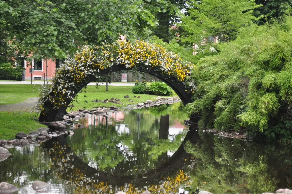 En blomsterbro över vattendraget i Stadsträdgården i Lidköping ger ro till besökaren